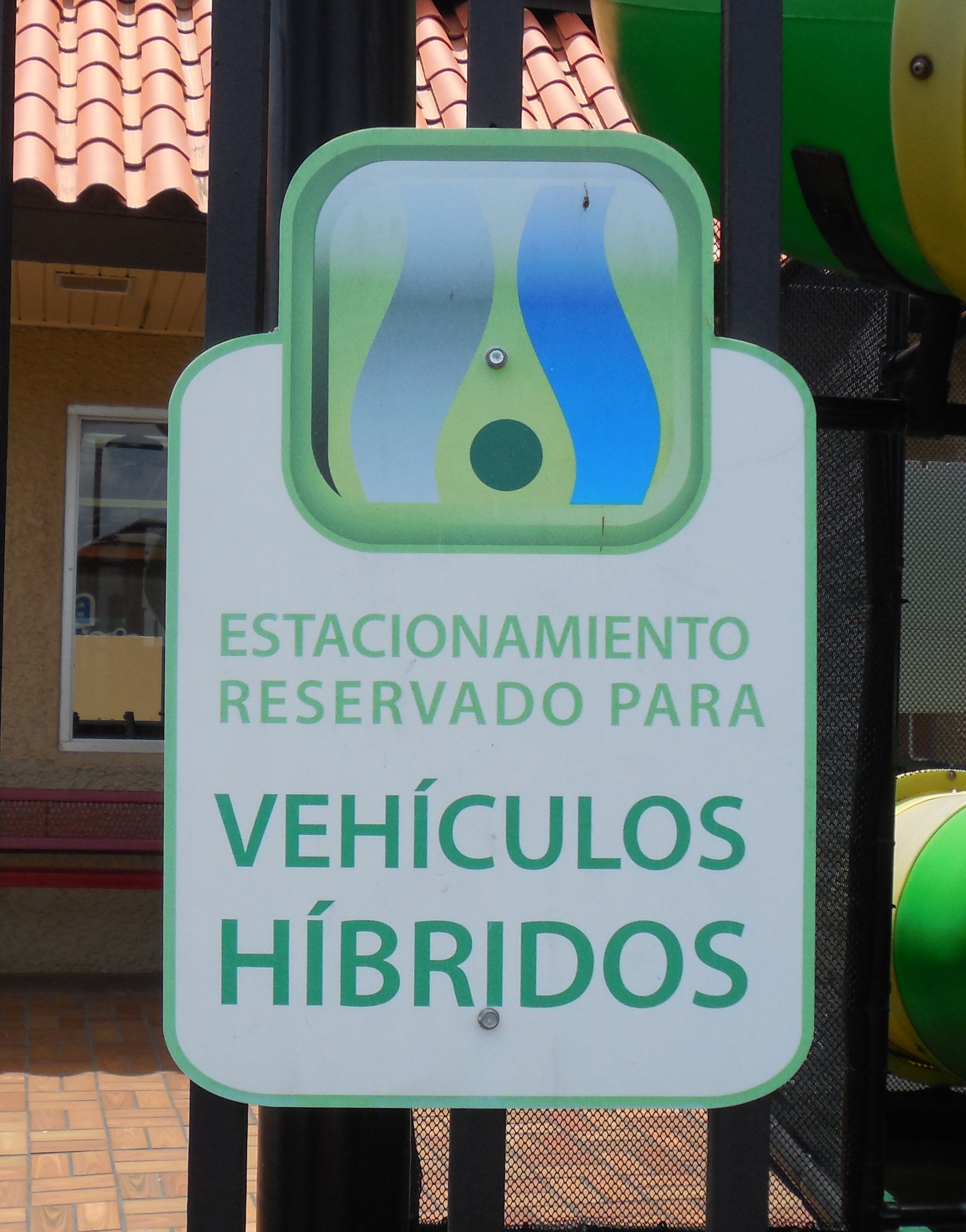 Puerto Rico has Hybrid Parking Signs